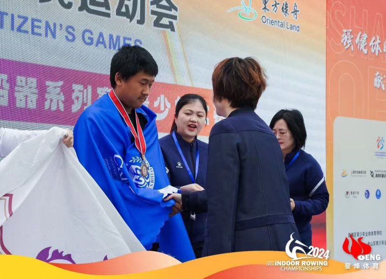 hongrunxuexiaolinianchengjijizhaopian110.jpg