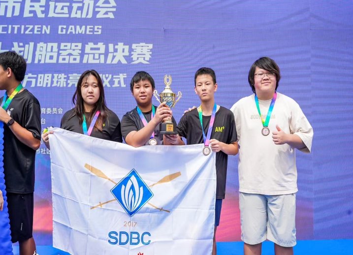 hongrunxuexiaolinianchengjijizhaopian153.jpg