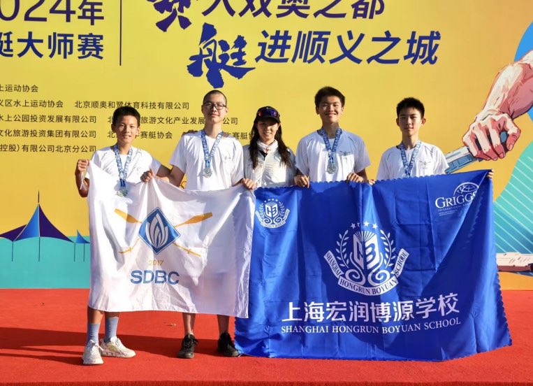 hongrunxuexiaolinianchengjijizhaopian296.jpg