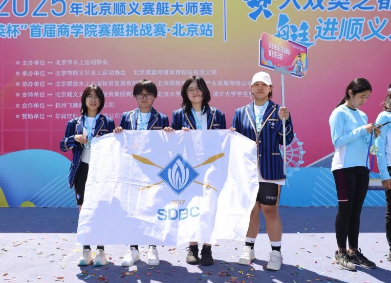 hongrunxuexiaolinianchengjijizhaopian377.jpg