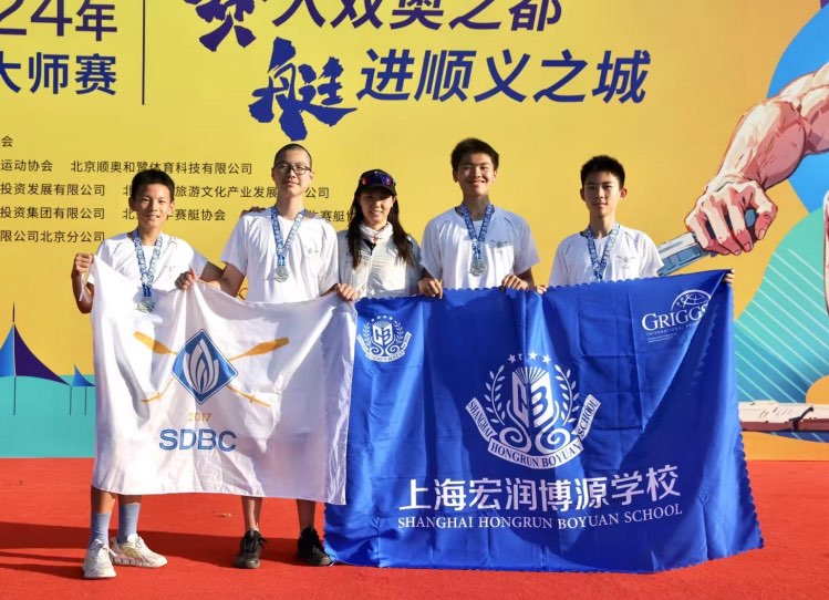 hongrunxuexiaolinianchengjijizhaopian296.jpg