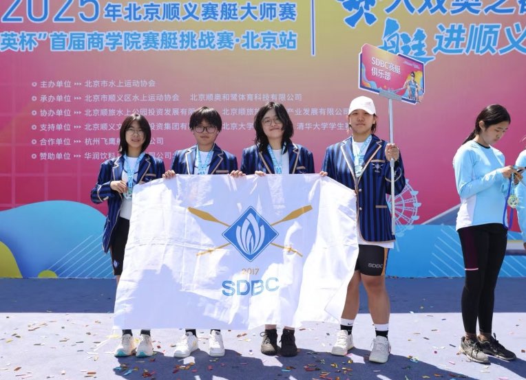 hongrunxuexiaolinianchengjijizhaopian377.jpg
